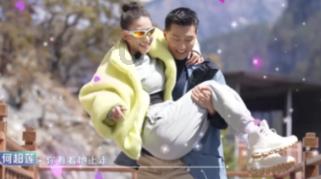 白色牛仔裤搭配红色V领短袖，非常时尚潮流，很有女性魅力，你喜欢吗？游戏画面
